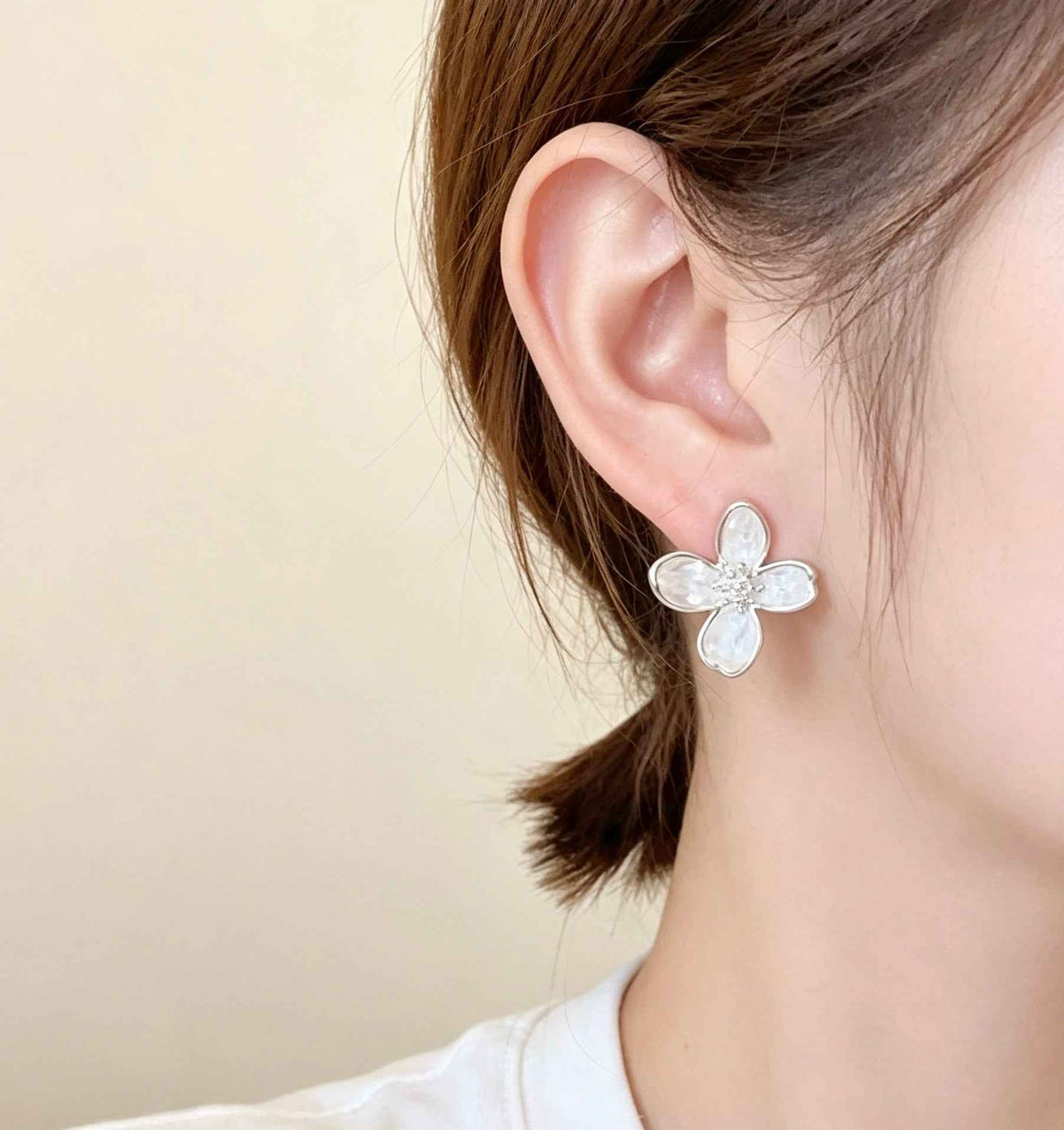 Mother-of-Pearl Flower Stud Earrings | Elegant 925 Silver Pin for Timeless Beauty