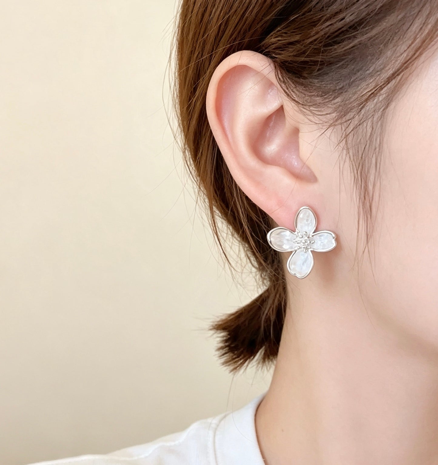 Mother-of-Pearl Flower Stud Earrings | 925 Silver Pin – Delicate & Elegant