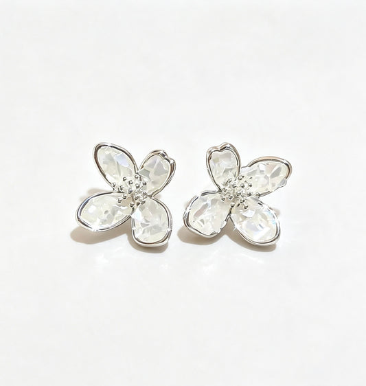 Mother-of-Pearl Flower Stud Earrings | 925 Silver Pin – Delicate & Elegant