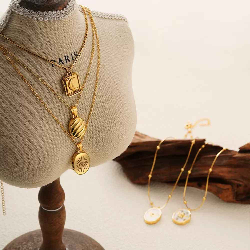 Cherished Memories: 18K Gold Photo Pendant Necklace for Everyday Elegance
