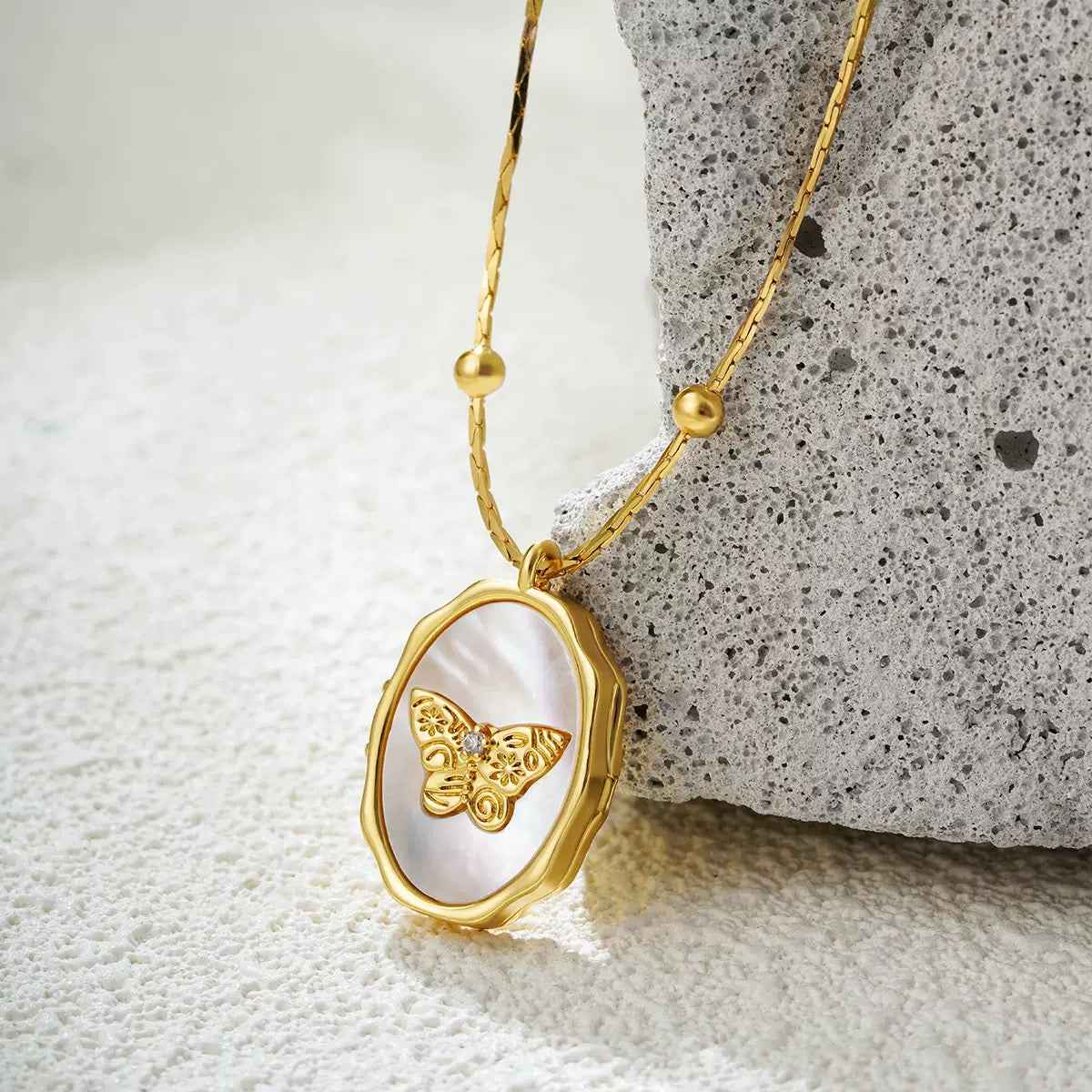 Cherished Memories: 18K Gold Photo Pendant Necklace for Everyday Elegance