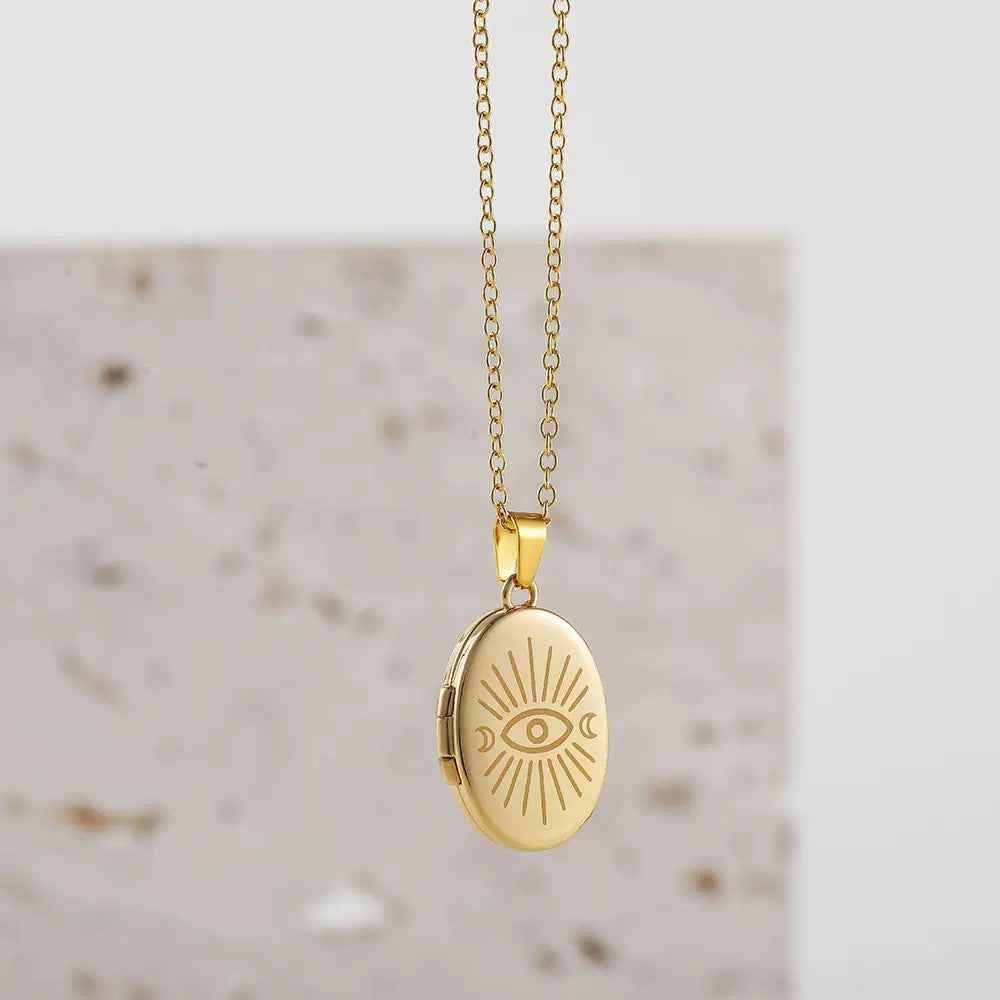 Cherished Memories: 18K Gold Photo Pendant Necklace for Everyday Elegance