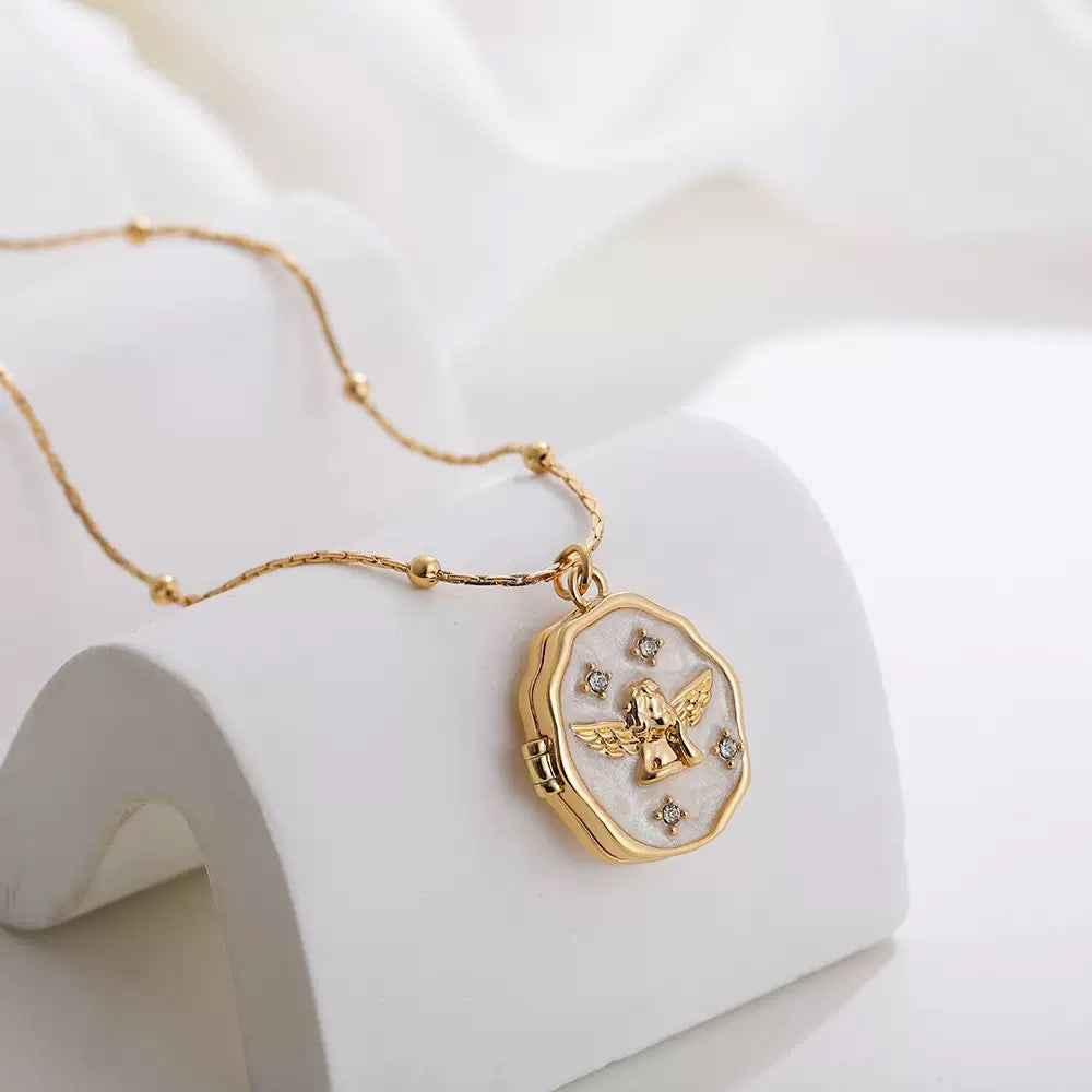 Cherished Memories: 18K Gold Photo Pendant Necklace for Everyday Elegance