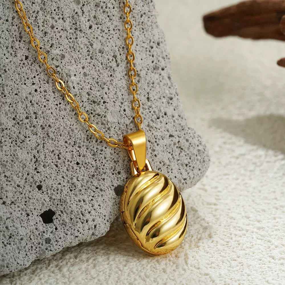 Cherished Memories: 18K Gold Photo Pendant Necklace for Everyday Elegance