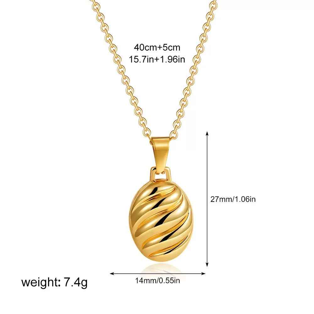 Cherished Memories: 18K Gold Photo Pendant Necklace for Everyday Elegance
