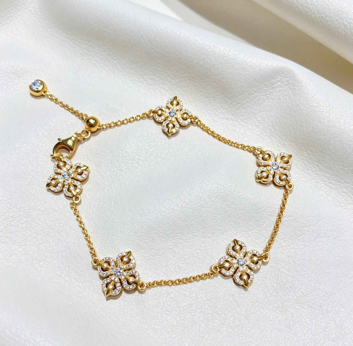 Hollow Floral Bracelet in Gold and Silver - Delicate Luxury for Every Occasion