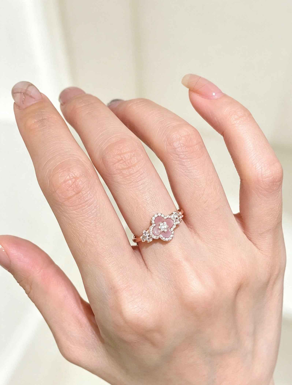 Elegant Rose Gold Plated Mother-of-Pearl Clover Open Ring – An Exquisite Botanical Touch